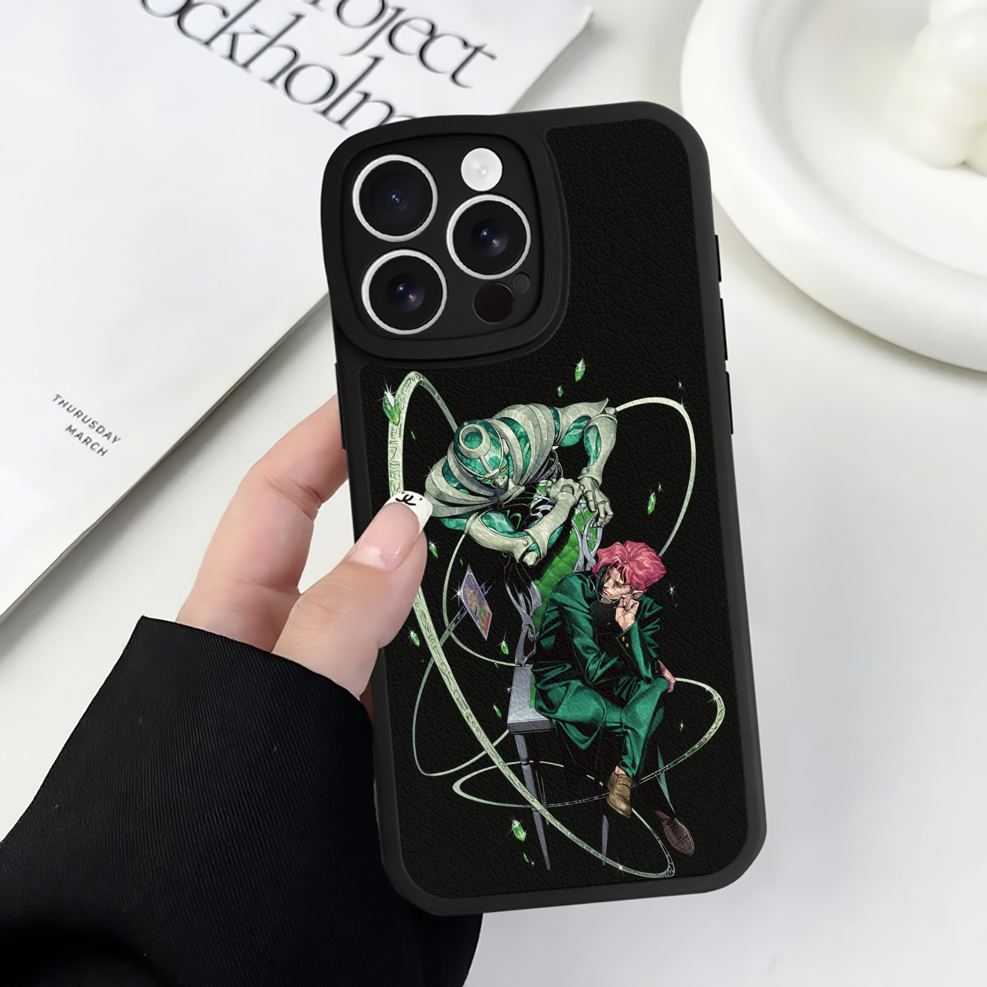 （画像用） ジョジョの奇妙な冒険 花京院 典明（かきょういん のりあき） JoJo's Bizarre Adventure Kakyoin Noriaki 【iPhone 16シリーズ対応】シリコンスマホケース（レザー調） 材質：シリコン